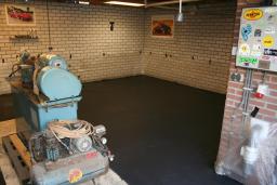 Gepleisterde antraciete cementdekvloer garage