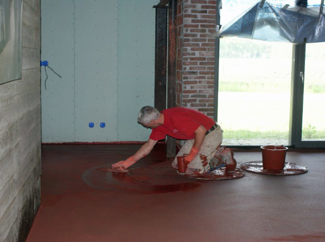 Osserode bloed gepleisterde cementdekvloer, een bijzonder project. 